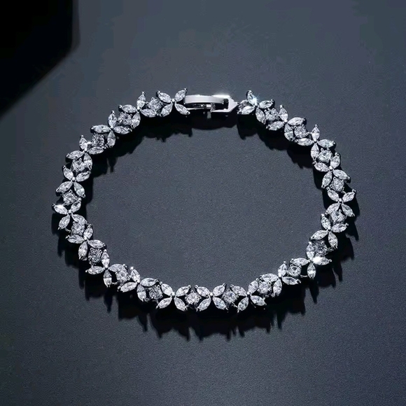 Elegant Silver Floral Bracelet - Picture 5 of 6